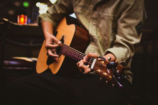 Les meilleurs professeurs de guitare à Rouen pour vous accompagner